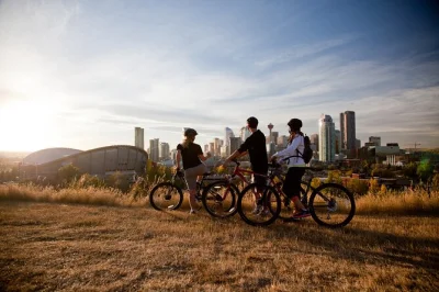 Scopri calgary in bici per 3 ore: percorri sentieri panoramici, visita fort calgary, il bow river e quartieri vivaci con guida locale e attrezzatura inclusa.