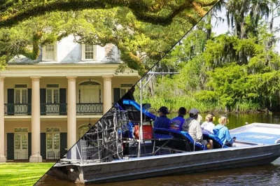 Scopri la magia delle querce di oak alley, naviga in airboat tra le paludi della louisiana e incontra guide locali—ritiro dall’hotel a new orleans incluso per una prenotazione facile.