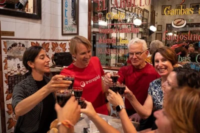 Découvrez madrid la nuit avec une balade tapas, dégustation de vermouth au mercado de san miguel et les bars authentiques de la latina—toutes les dégustations incluses avec un guide local.