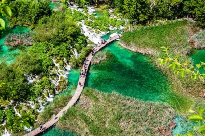 Découvrez les lacs de plitvice, leurs cascades et forêts lors d’une excursion guidée au départ de split ou trogir. transport, entrée et balade en bateau inclus.
