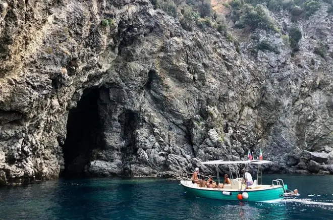 Boat Tour of Scilla and Bagnara Caves: Small Group, 3 Hours