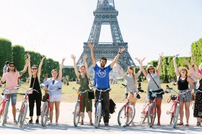 Erlebe paris auf einer entspannten e-bike-tour vorbei am eiffelturm, grand palais und pont alexandre iii mit lokalem guide und kompletter ausrüstung.