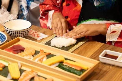 Em asakusa, tóquio, aprenda a fazer sushi com um chef local. aula prática, ingredientes frescos, roupas típicas japonesas e almoço incluído. garanta sua vaga!