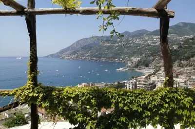 Costa Amalfitana desde Salerno en minivan privada, visita tres pueblos