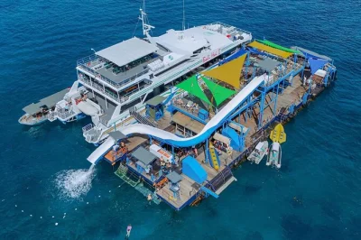 Disfruta del crucero de bali a nusa lembongan con snorkel, tobogán de 35 m, tour por el pueblo, almuerzo buffet y traslado desde tu hotel incluido.