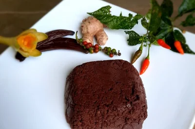 Descubre la finca familiar don olivo cerca de la fortuna, donde el aroma del cacao tostado te guía. prueba chocolate fresco, frutas tropicales y café local con un guía cercano. incluye degustacione