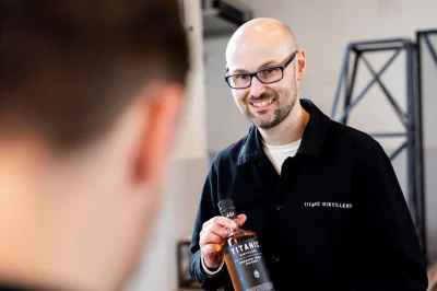 Explore o giant’s causeway, caminhe pelos dark hedges, prove whiskey na titanic distillery e conheça belfast — tudo incluído com retorno a dublin.