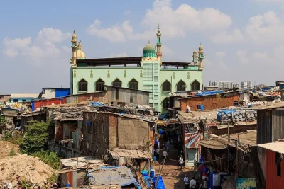 Découvrez le bidonville de dharavi à mumbai lors d’une visite guidée à pied. observez le recyclage, la poterie et la vie locale de près. histoires authentiques, itinéraires sûrs, expérience 