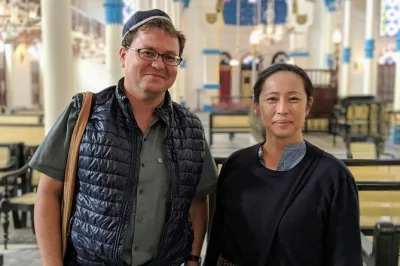 Entdecke kolkata bei einem geführten spaziergang von bow barracks bis burra bazar. erlebe das alte chinatown, lokale snacks und spannende geschichten mit einem einheimischen.