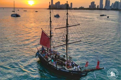 Disfruta de un brindis en la bahía de cartagena a bordo de un barco pirata al atardecer, con barra libre de cócteles, show de cañones y vistas increíbles. incluye disfraces y tripulación local.