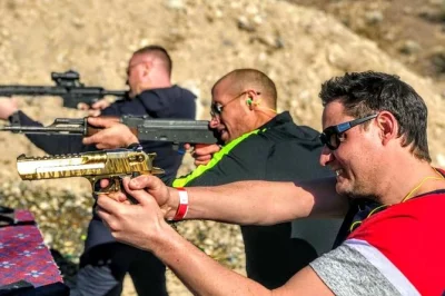 Dispara con cuatro armas potentes en el desierto de las vegas con guía experto. incluye traslado privado, fotos y videos en hd, y almuerzo con hamburguesa in-n-out.