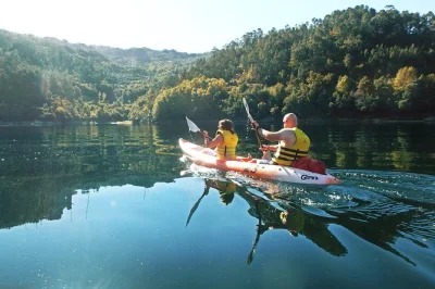 Deixe o barulho da cidade para trás e respire o ar puro da montanha—faça caiaque no lago da caniçada, nade em uma cachoeira escondida e aproveite um almoço típico com um grupo pequeno. transpor