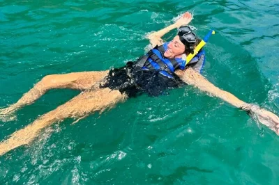 Entfliehe den massen bei einem katamaran-ausflug von jaco zur abgelegenen playa fantasia. schwimmen, schnorcheln und entspannen mit frischem mittagessen und getränken inklusive.