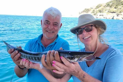 Vive una experiencia única en rodas: sube a un barco de madera, pesca con skevos y michalis, cocina tu captura a la parrilla y nada en el mediterráneo. incluye almuerzo y equipo.