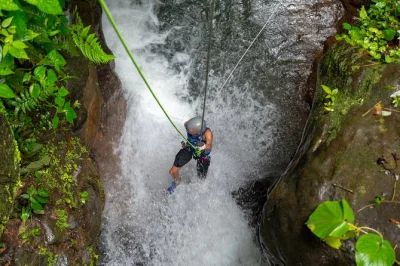 Vive la emoción del cañonismo y rápel en cascadas cerca del volcán arenal, cruza el río en tirolesa y disfruta un almuerzo costarricense. incluye transporte y guías.