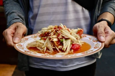 Bangkok chinatown entdecken: food tour mit über 10 verkostungen, lokalen geschichten und süßem abschluss. zu fuß mit freundlichem guide.