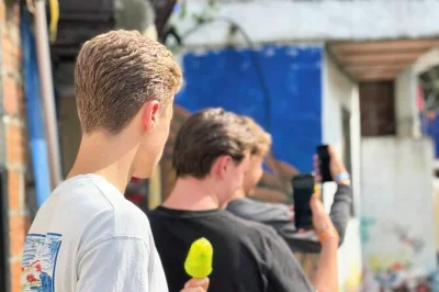 Recorre la comuna 13 de medellín con guías locales, prueba snacks callejeros, disfruta del arte urbano y shows de baile en vivo. incluye helado, experiencia de graffiti y guía.