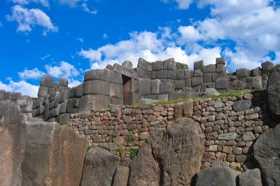 Descubre los principales sitios de cusco—sacsayhuamán, qenqo, tambomachay y la catedral—con un guía local. excursión en grupo reducido con transporte incluido.