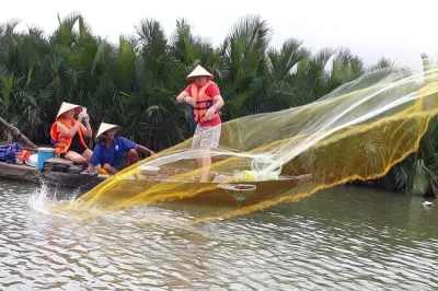Descubra hoi an com aula prática de culinária, passeio de barco cesto entre coqueiros e pesca local – inclui transporte e almoço.