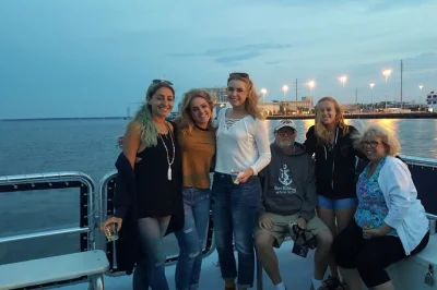 Descubre charleston en un paseo nocturno lleno de historias de fantasmas, vistas al puerto y leyendas locales. tour narrado de 1.5 horas con bebidas disponibles a la venta.