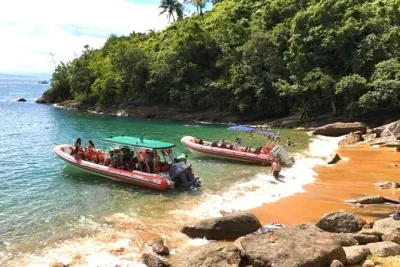 Découvrez la plage de castelhanos à ilhabela en bateau rapide, avec pauses snorkeling, déjeuner local et vues sur la ville. guide et transfert inclus.