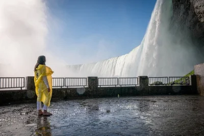 Niagarafälle, bootstour mit niagara city cruises, geführter spaziergang und abstieg hinter die tosenden wasserfälle – inklusive frühzugang und tickets.