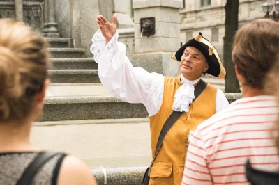 Descubra as ruas históricas de quebec city num tour guiado a pé pela cidade antiga, place royale e petit champlain — faça chuva ou faça sol, com histórias locais que encantam.