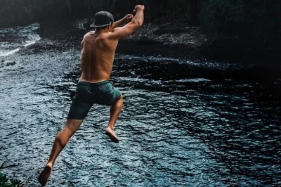 Erlebe mauis road to hana mit atemberaubenden klippenblicken, wasserfällen und echtem lokalen streetfood. inklusive mittagessen, snacks, guide & fotos.