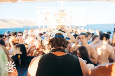 Vivez l’ambiance unique de la fête en bateau à split : dansez, nagez dans la blue lagoon et profitez d’une after-party avec entrée gratuite en club. inclus : boisson de bienvenue et prise en ch