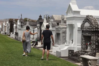 Vivi il ritmo di new orleans con un tour privato guidato da un musicista jazz locale, tra murales, quartieri storici e una pausa con beignets freschi.