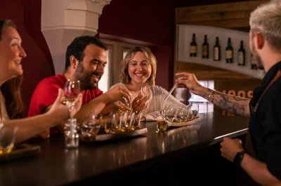 Descubra a tradição do whiskey em dublin com tour guiado, blending prático e degustação de quatro whiskeys irlandeses. leve para casa sua própria mistura exclusiva.