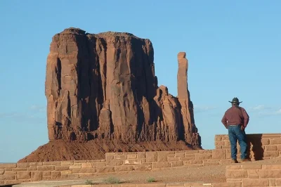 Découvrez monument valley en 4x4 pendant 2h30 avec un guide navajo, explorez des arches sacrées et pénétrez dans un hogan traditionnel. démonstration musicale incluse.