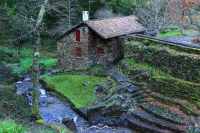 Découvrez le charme paisible des villages de schiste de la montagne de lousã lors d’une excursion guidée en 4x4 avec randonnée, faune forestière et prise en charge depuis coimbra. groupes rédu