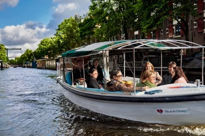 Scopri amsterdam dai suoi celebri canali con una crociera privata, drink inclusi e guida locale dal vivo. itinerari flessibili e barca eco-friendly per un’esperienza autentica.