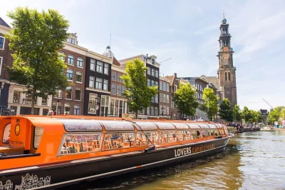 Scivola tra i canali, ponti e quartieri iconici di amsterdam con un rilassante giro turistico di 1 ora in barca con audio guida. partenze frequenti e itinerari flessibili.
