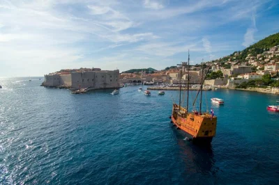 Disfruta un cóctel sangre de dragón en el barco karaka, navega frente a desembarco del rey y recorre el casco antiguo de dubrovnik con guía—incluye locaciones de filmación y la réplica del tron