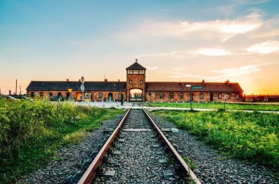 Siente la historia en un tour privado de un día a auschwitz-birkenau desde cracovia. recogida en hotel, entrada guiada y transporte de regreso para tu tranquilidad.