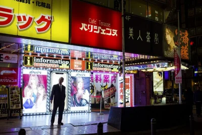 Plongez dans tokyo illuminé au néon avec une balade photo nocturne à shinjuku, kabukicho et shibuya crossing, guidée par un photographe pro. inclut trajets en train local.