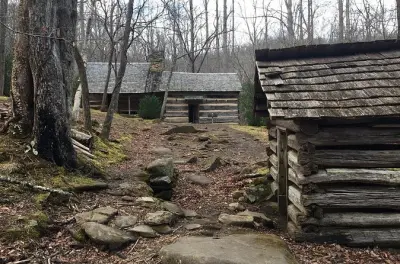 Wanderung am Mountaineer's Way in Gatlinburg mit Siedlergeschichten