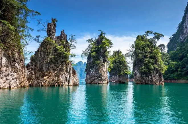 Parc national de Khao Sok depuis Phuket : Lever de soleil sur falaises de calcaire