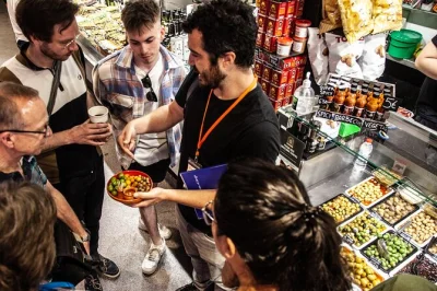 Explore os mercados vibrantes de barcelona, prove delícias locais com um guia e termine com uma degustação íntima de vinhos e queijos. opção em grupo e com degustações incluídas.