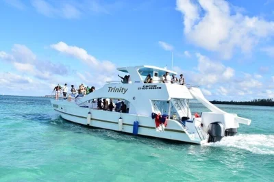 Sinta a vibe do passeio de barco hip hop em punta cana com open bar, parada para snorkel e piscina natural. inclui transporte e guia local.