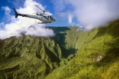 Erlebe kauais himmel hautnah bei einem türen-offen helikopterflug über die na pali küste & den waimea canyon mit lokalem piloten. inklusive aller gebühren & familienfreundlichem komfort.