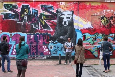 Entdecke bogotás historische altstadt mit einem lokalen guide. besuch la candelaria, monserrate, das botero museum und mehr auf dieser privaten stadttour.