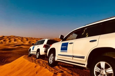 Dubai, rote sanddünen, dünenfahrt, kamelreiten, sandboarding und bbq-dinner im wüstencamp – inklusive hotelabholung und guide. erlebe echtes wüstenfeeling!