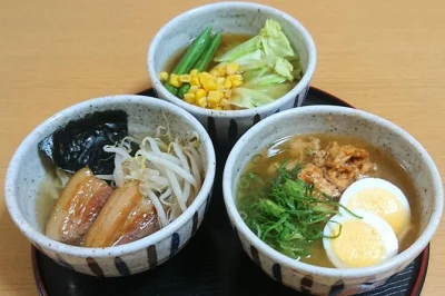 Apprenez à préparer trois types de ramen maison à osaka avec un chef local. fabrication des nouilles, déjeuner inclus, et recettes imprimées à emporter.