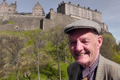 Scopri l’old town di edimburgo con una passeggiata guidata in piccoli gruppi sulla royal mile. visita luoghi storici, ascolta storie locali e curiosità uniche.