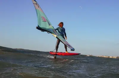 Aula de wing foil em Essaouira: Aprenda em água calma