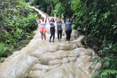 Scopri doi suthep con una guida locale, partecipa a una benedizione con un monaco e arrampicati sulla cascata “sticky” bua tong—tour privato a chiang mai con pranzo e pick-up.