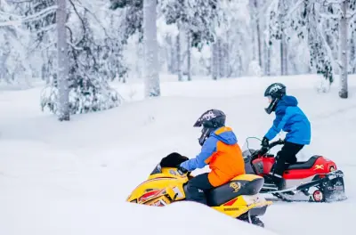 Familienspaß in Lappland mit Mini-Skidoos und Schneemobilfahrt